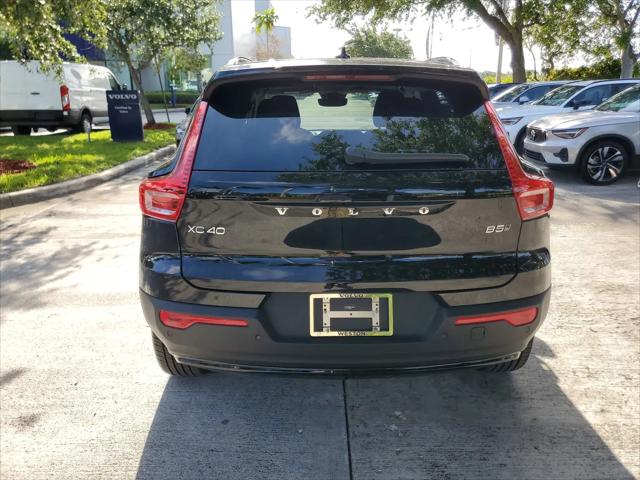 2026 Volvo XC40 Plus, B5 AWD Gas (mild hybrid), Dark