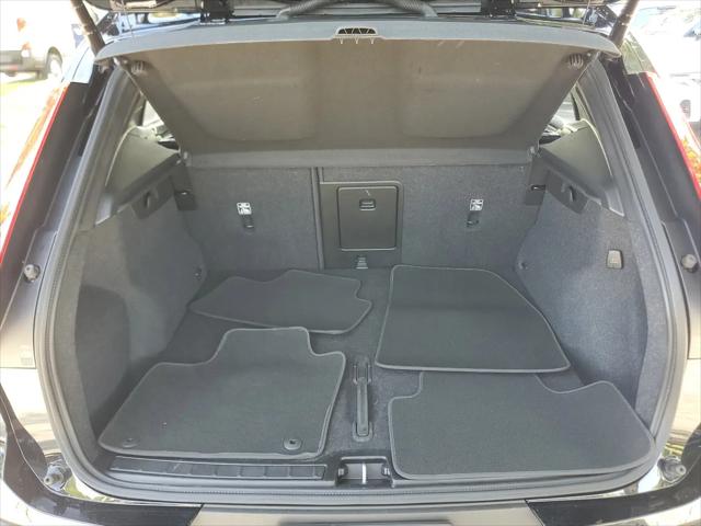 2026 Volvo XC40 Plus, B5 AWD Gas (mild hybrid), Dark
