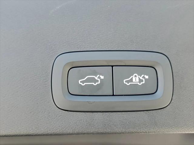 2026 Volvo XC40 Plus, B5 AWD Gas (mild hybrid), Dark