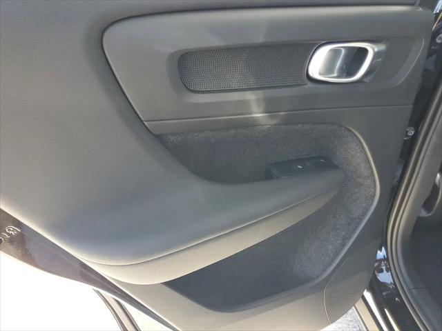 2026 Volvo XC40 Plus, B5 AWD Gas (mild hybrid), Dark