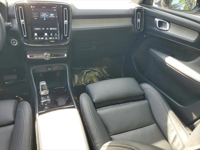 2026 Volvo XC40 Plus, B5 AWD Gas (mild hybrid), Dark