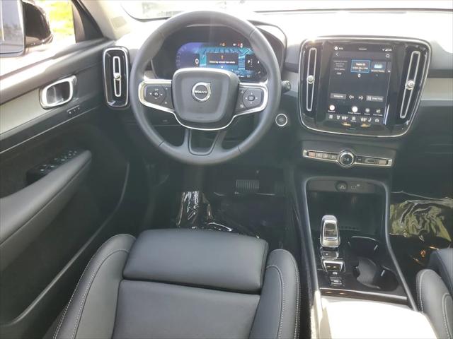 2026 Volvo XC40 Plus, B5 AWD Gas (mild hybrid), Dark