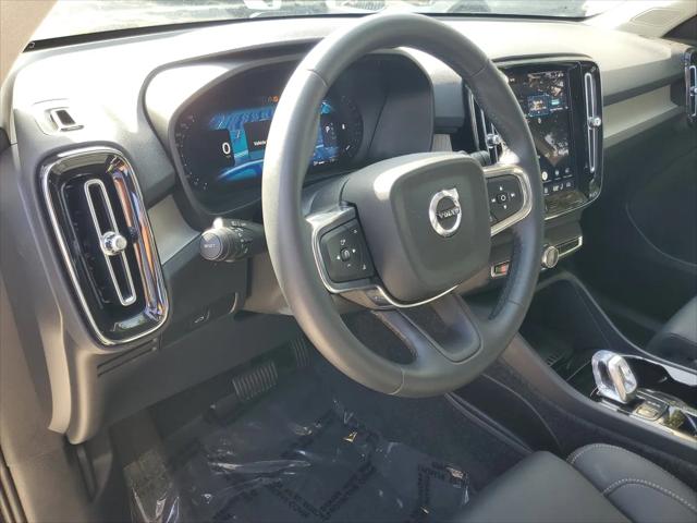 2026 Volvo XC40 Plus, B5 AWD Gas (mild hybrid), Dark