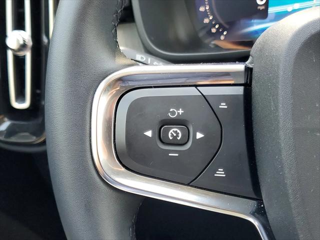2026 Volvo XC40 Plus, B5 AWD Gas (mild hybrid), Dark