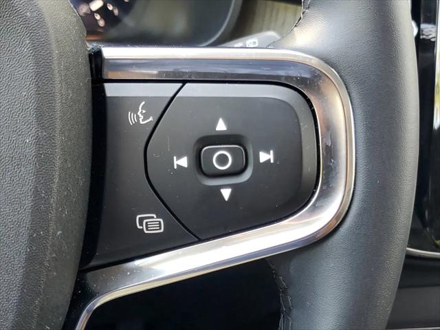 2026 Volvo XC40 Plus, B5 AWD Gas (mild hybrid), Dark