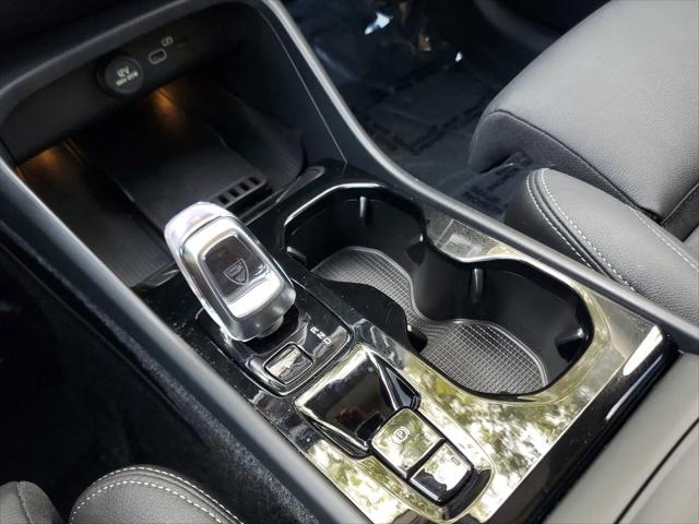 2026 Volvo XC40 Plus, B5 AWD Gas (mild hybrid), Dark