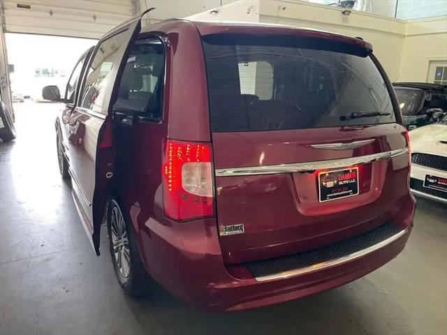2015 Chrysler Town & Country Touring-L