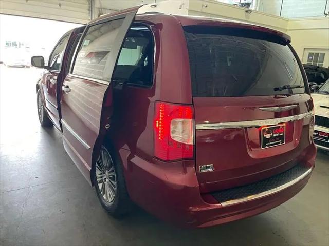 2015 Chrysler Town & Country Touring-L