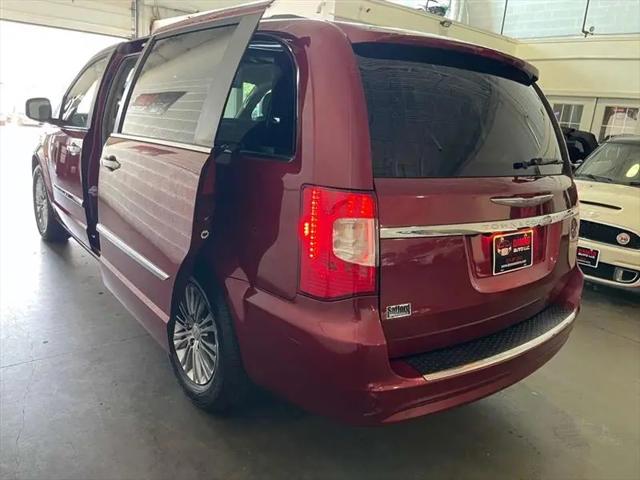 2015 Chrysler Town & Country Touring-L