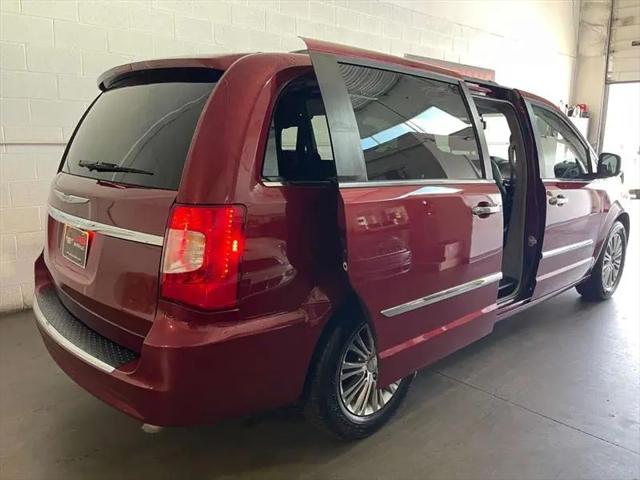 2015 Chrysler Town & Country Touring-L