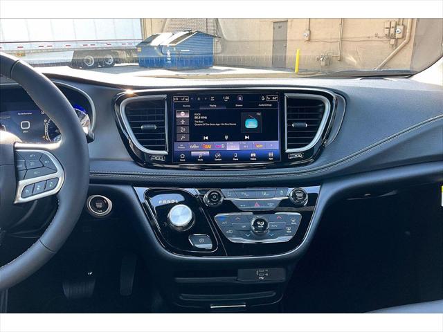 2027 Chrysler Pacifica Select