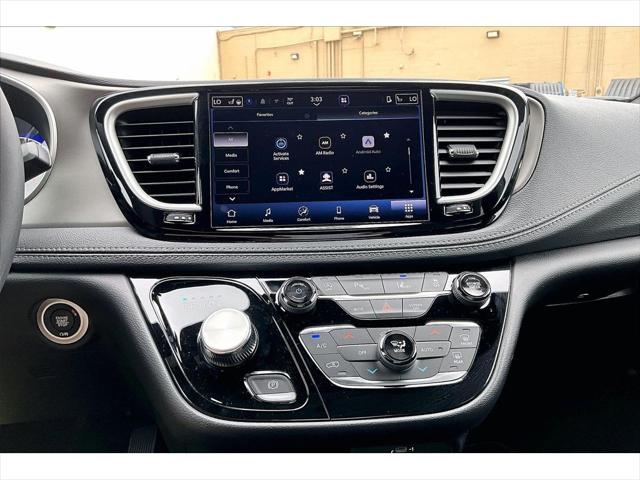 2027 Chrysler Pacifica Select