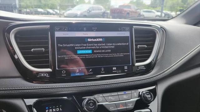 2027 Chrysler Pacifica Select