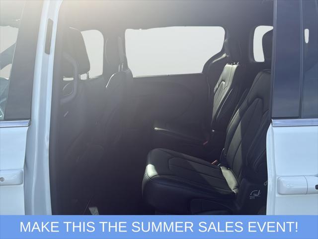 2027 Chrysler Pacifica Select