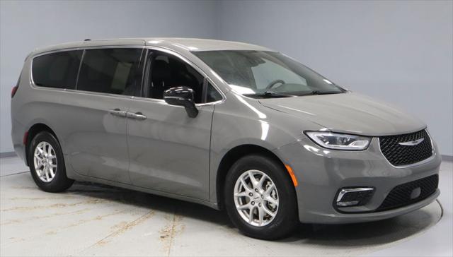 2025 Chrysler Pacifica Select for sale near Groveport, OH