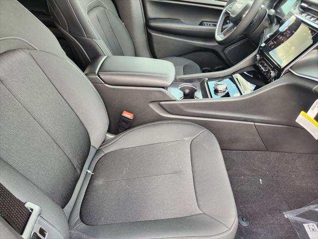 2026 Jeep Grand Cherokee Laredo 4x2