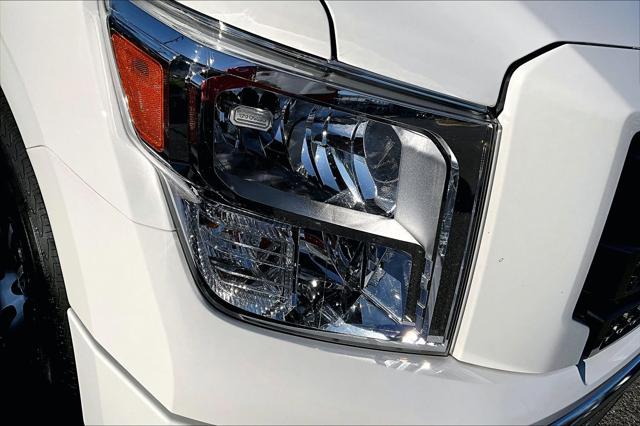 2024 Nissan Titan Crew Cab SV 4x4
