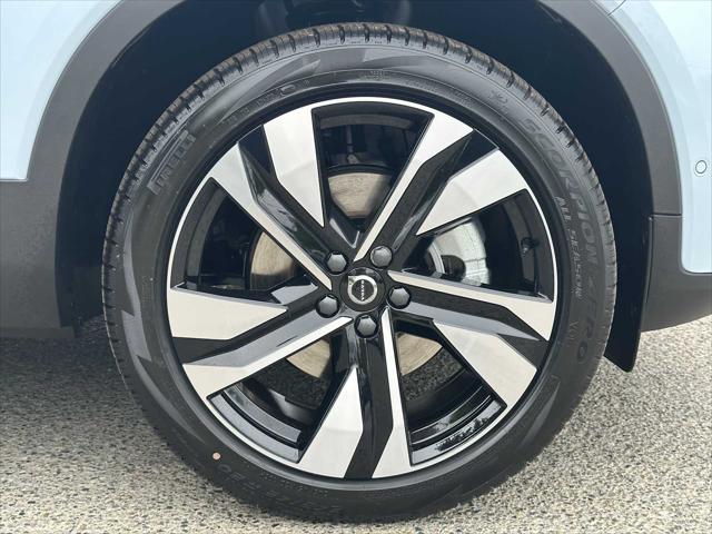 2026 Volvo XC40 Plus, B5 AWD Gas (mild hybrid), Dark