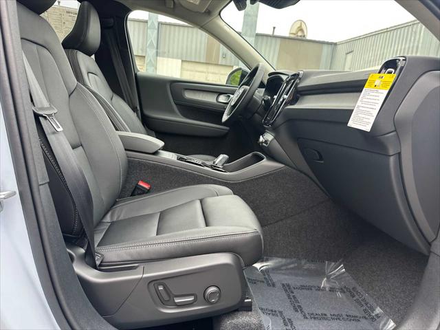 2026 Volvo XC40 Plus, B5 AWD Gas (mild hybrid), Dark