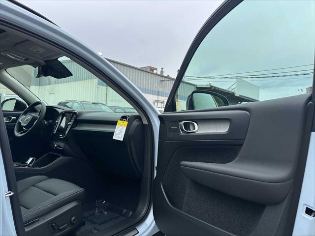 2026 Volvo XC40 Plus, B5 AWD Gas (mild hybrid), Dark