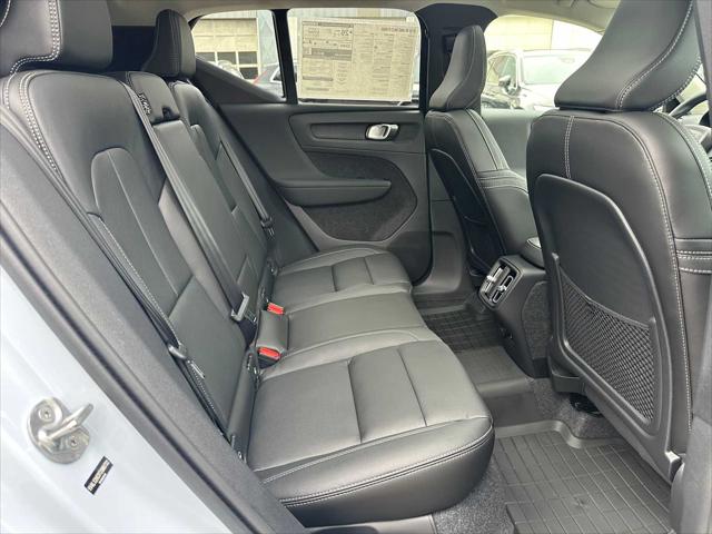 2026 Volvo XC40 Plus, B5 AWD Gas (mild hybrid), Dark