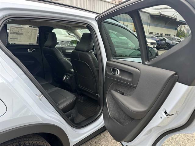 2026 Volvo XC40 Plus, B5 AWD Gas (mild hybrid), Dark