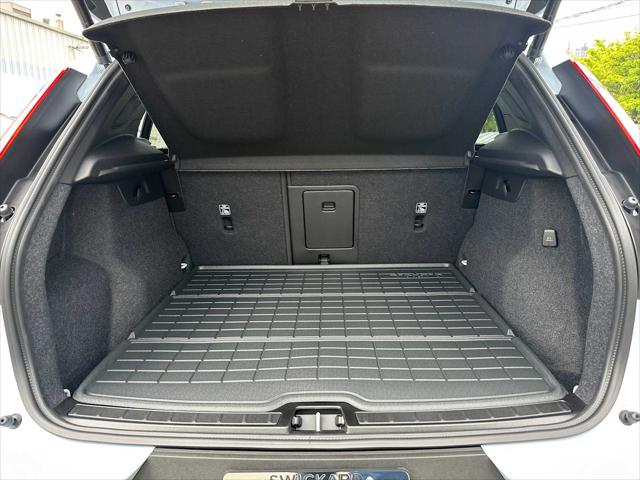 2026 Volvo XC40 Plus, B5 AWD Gas (mild hybrid), Dark