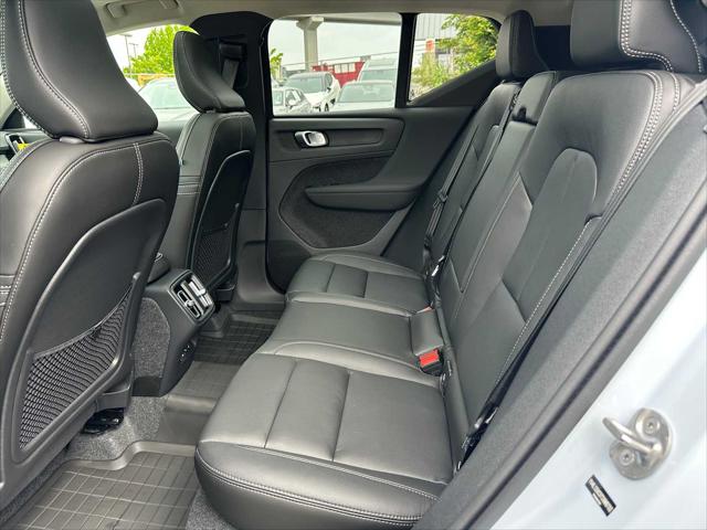 2026 Volvo XC40 Plus, B5 AWD Gas (mild hybrid), Dark