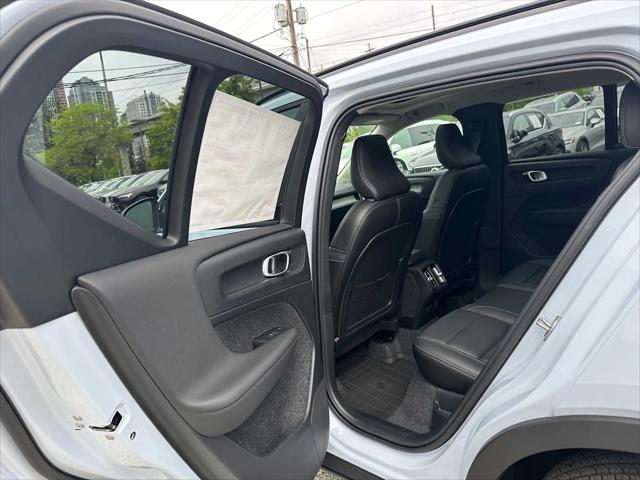 2026 Volvo XC40 Plus, B5 AWD Gas (mild hybrid), Dark
