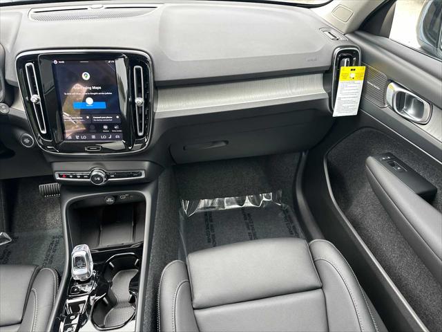 2026 Volvo XC40 Plus, B5 AWD Gas (mild hybrid), Dark