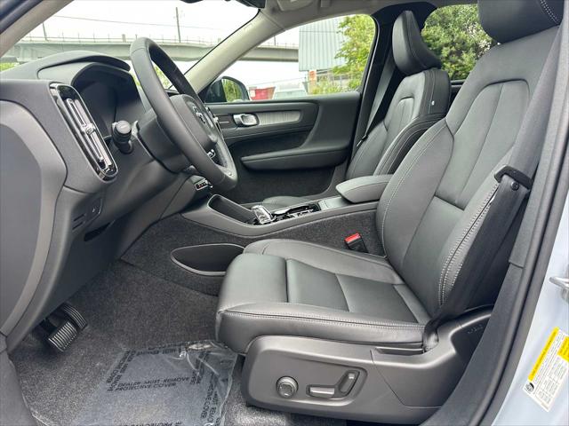 2026 Volvo XC40 Plus, B5 AWD Gas (mild hybrid), Dark