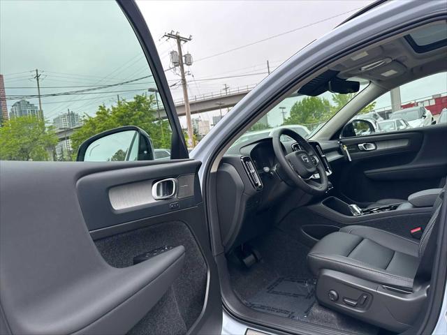 2026 Volvo XC40 Plus, B5 AWD Gas (mild hybrid), Dark