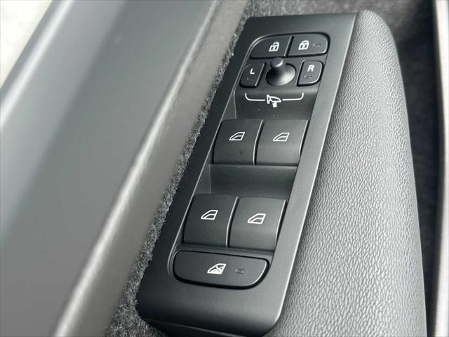 2026 Volvo XC40 Plus, B5 AWD Gas (mild hybrid), Dark