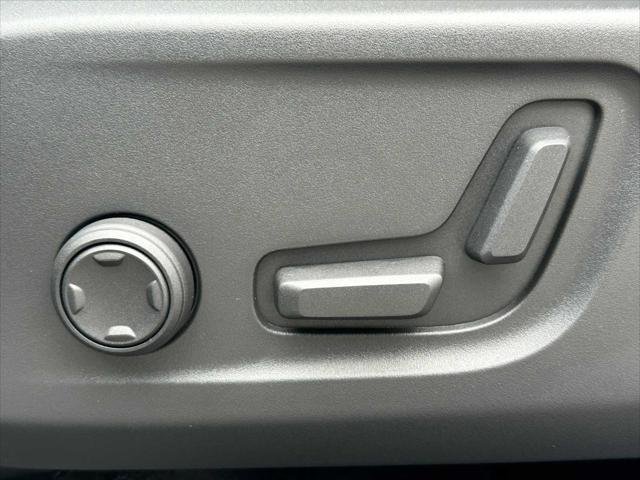 2026 Volvo XC40 Plus, B5 AWD Gas (mild hybrid), Dark