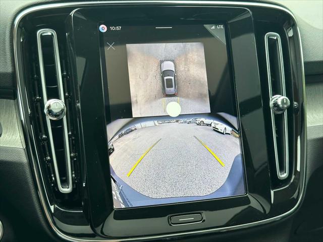 2026 Volvo XC40 Plus, B5 AWD Gas (mild hybrid), Dark