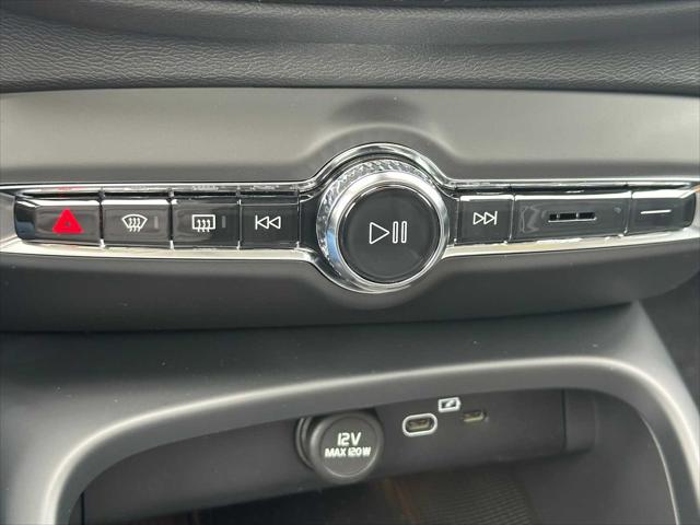 2026 Volvo XC40 Plus, B5 AWD Gas (mild hybrid), Dark
