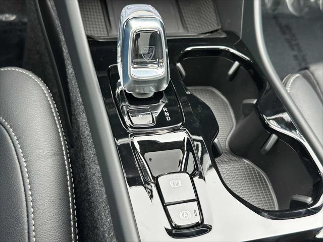 2026 Volvo XC40 Plus, B5 AWD Gas (mild hybrid), Dark