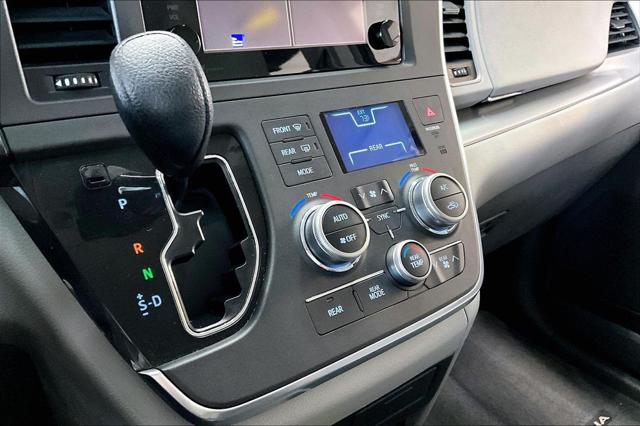 2015 Toyota Sienna LE 8 Passenger