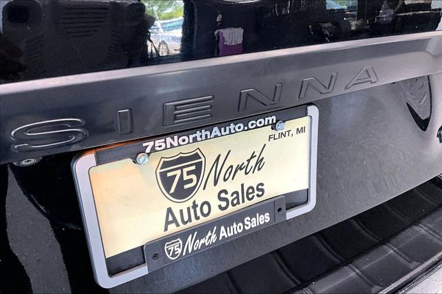 2015 Toyota Sienna LE 8 Passenger