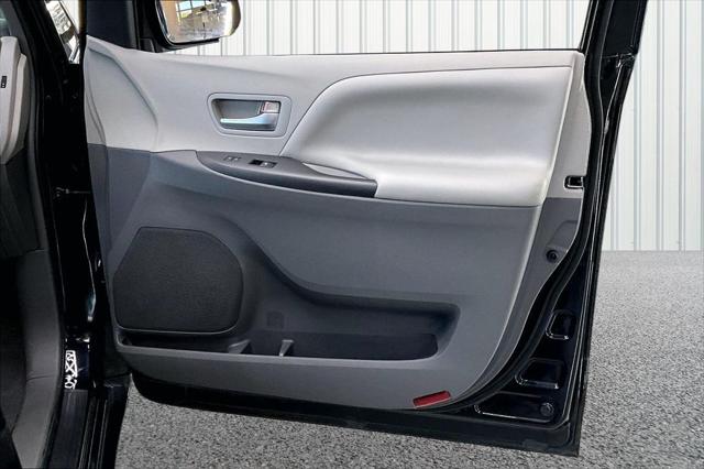 2015 Toyota Sienna LE 8 Passenger