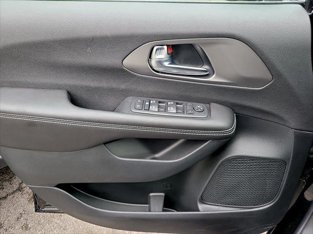 2027 Chrysler Pacifica LX