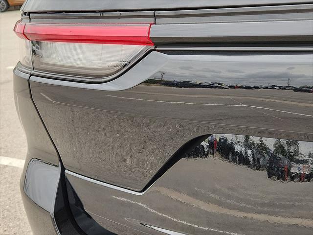 2026 Jeep Grand Cherokee Laredo 4x2