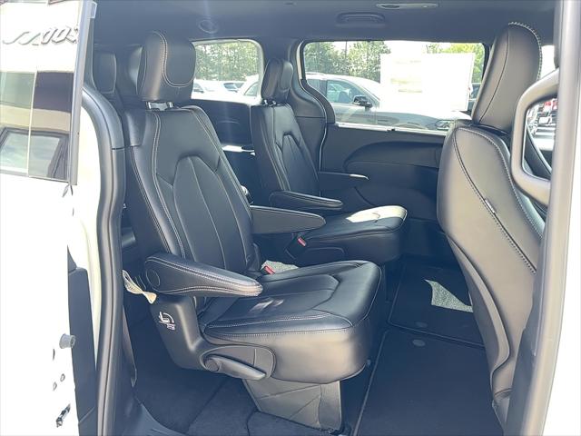 2027 Chrysler Pacifica LX