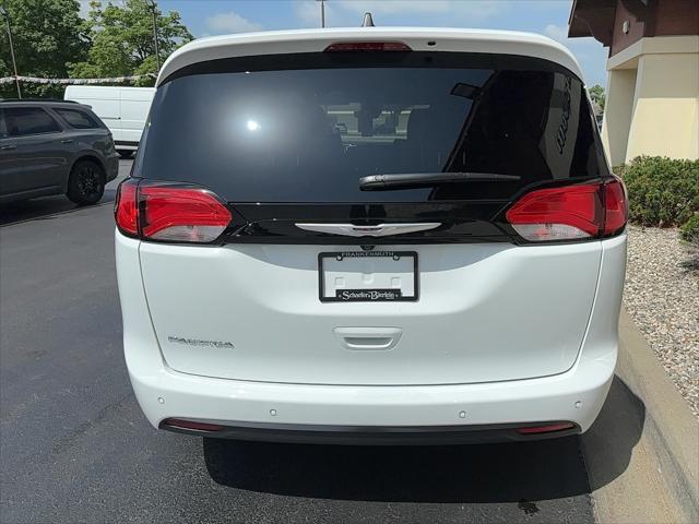 2027 Chrysler Pacifica LX