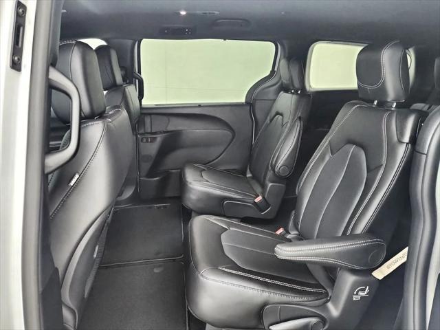 2027 Chrysler Pacifica LX