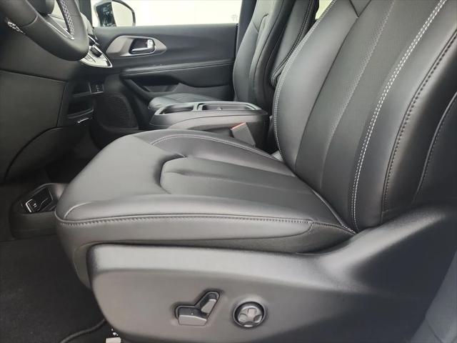 2027 Chrysler Pacifica LX