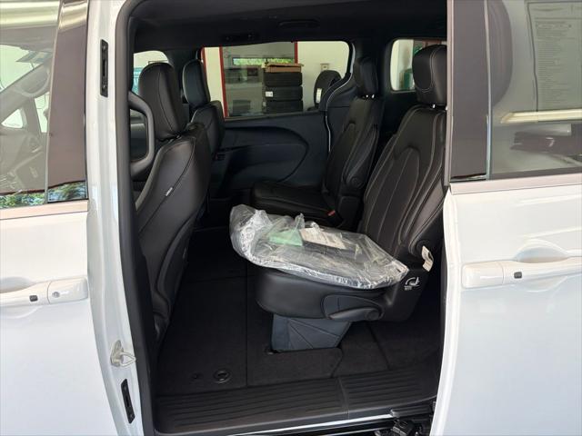 2027 Chrysler Pacifica LX