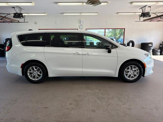 2027 Chrysler Pacifica LX