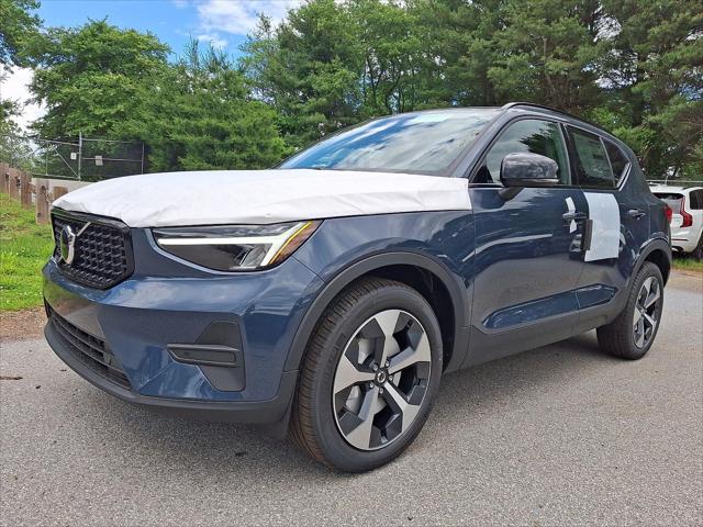 2026 Volvo XC40 Core, B5 AWD Gas (mild hybrid), Dark
