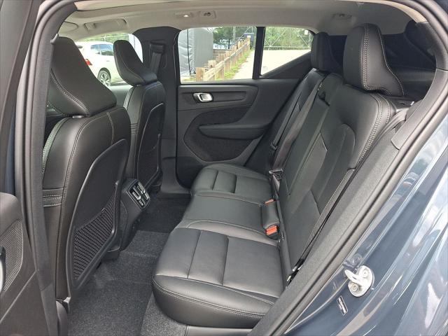 2026 Volvo XC40 Core, B5 AWD Gas (mild hybrid), Dark